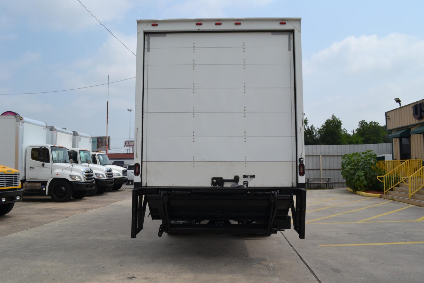 2019 WHITE /BLACK FREIGHTLINER M2-106 with an CUMMINS B6.7L 240HP engine, ALLISON 2500RDS AUTOMATIC transmission, located at 9172 North Fwy, Houston, TX, 77037, (713) 910-6868, 29.887470, -95.411903 - Photo#5